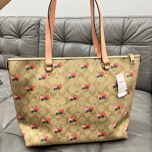 Coach Gallery Tote Bag In Signature Canvas With Strawberry Print - Picture 3 of 6